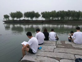 易画的学员们在认真地风景写生