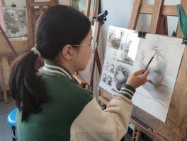 陈同学开始画单体静物素描