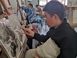  樾樾同学全情投入素描世界